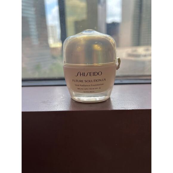 Shiseido Future Solution LX Total Radiance Foundation SPF 20 - Picture 1 of 3